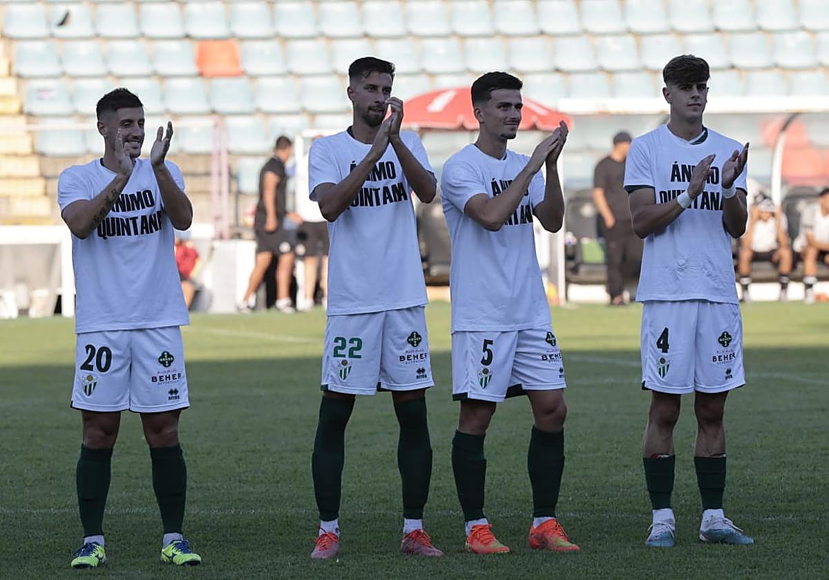 Jugadores del Guijuelo, antes del inicio del amistoso ante el Salamanca UDS de este verano.