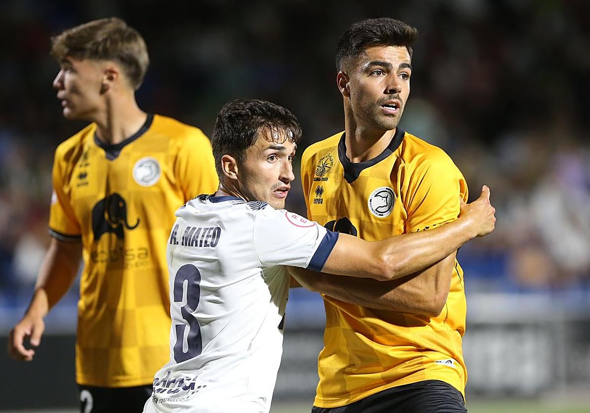 Una acción del primer partido liguero de Unionistas ante el Sestao.