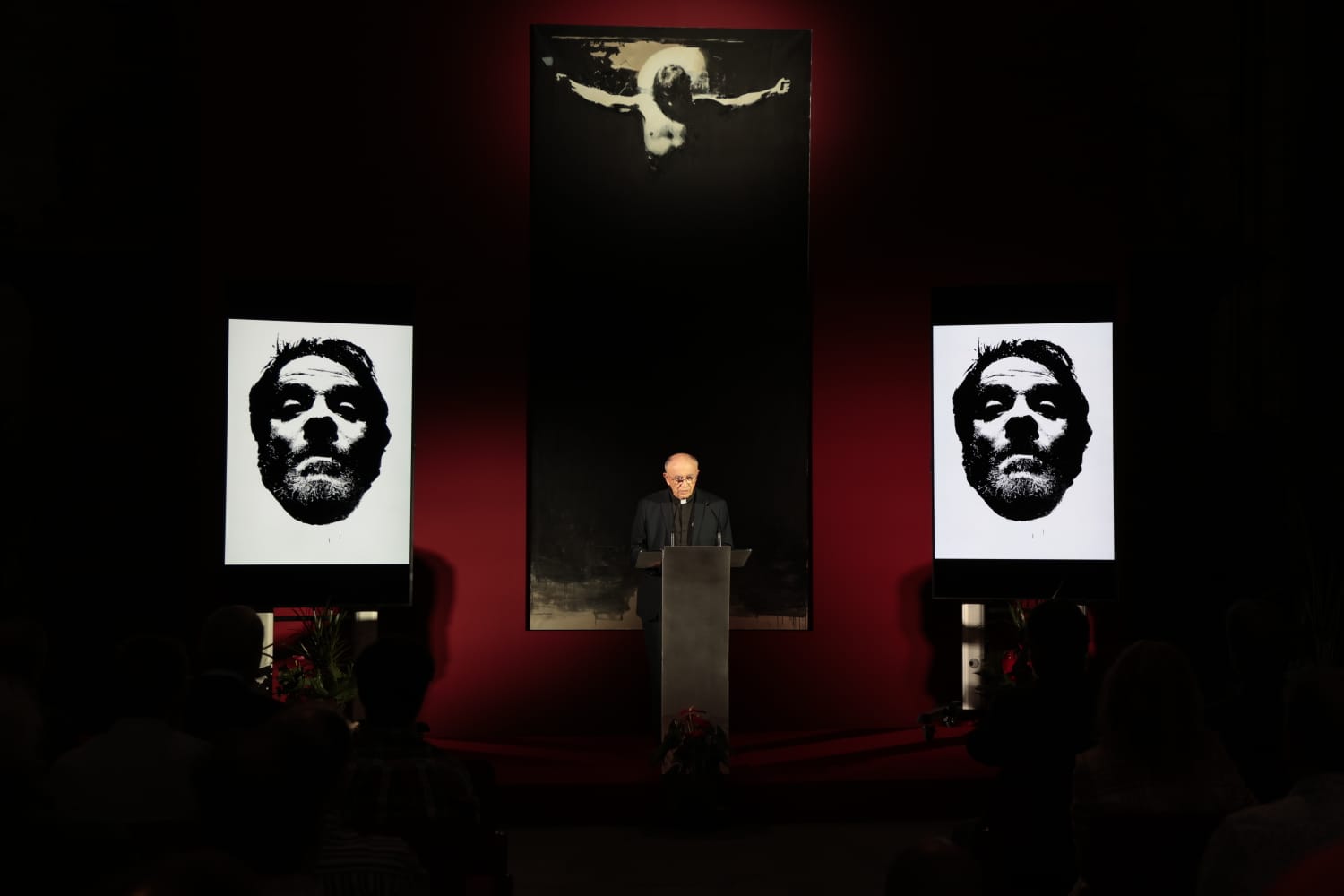 Lo cotidiano y lo divino en la exposición del retratista Ángel Luis Iglesias