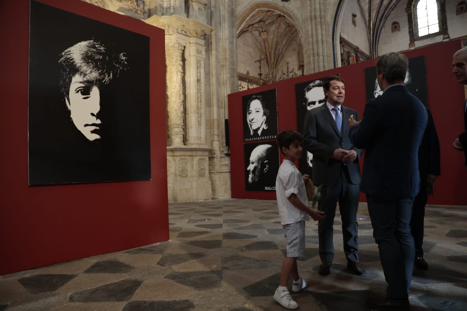 Lo cotidiano y lo divino en la exposición del retratista Ángel Luis Iglesias