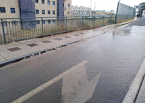 Imagen secundaria 1 - Un reventón anega parte de la calle Peñaranda y deja sin agua a algunos vecinos