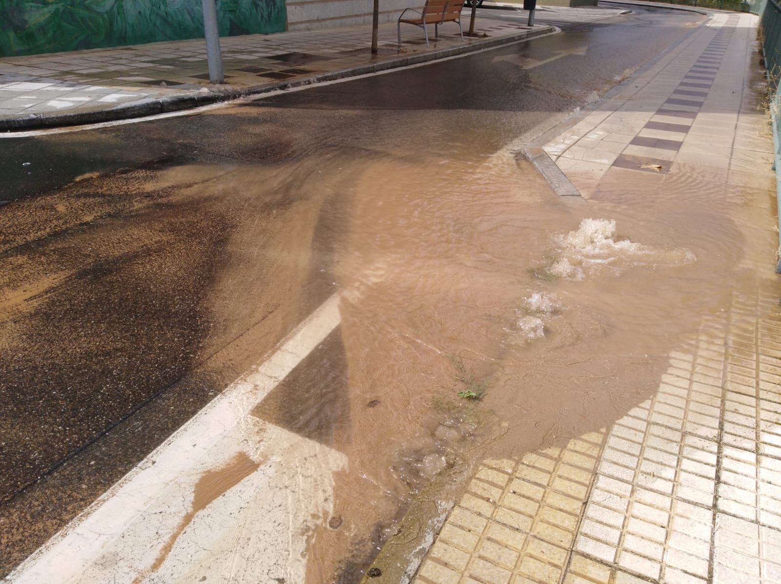 Imagen secundaria 2 - Un reventón anega parte de la calle Peñaranda y deja sin agua a algunos vecinos