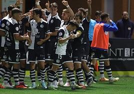Ekaitz Jiménez (número 15), celebra junto a sus compañeros su golazo ante la Cultural Leonesa en el Reina Sofía.