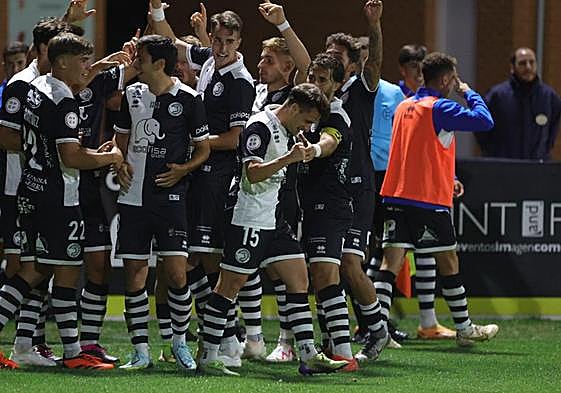 Ekaitz Jiménez (número 15), celebra junto a sus compañeros su golazo ante la Cultural Leonesa en el Reina Sofía.