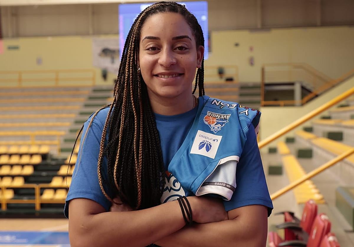 Bria Hartley posa en Würzburg con la elástica de Avenida.