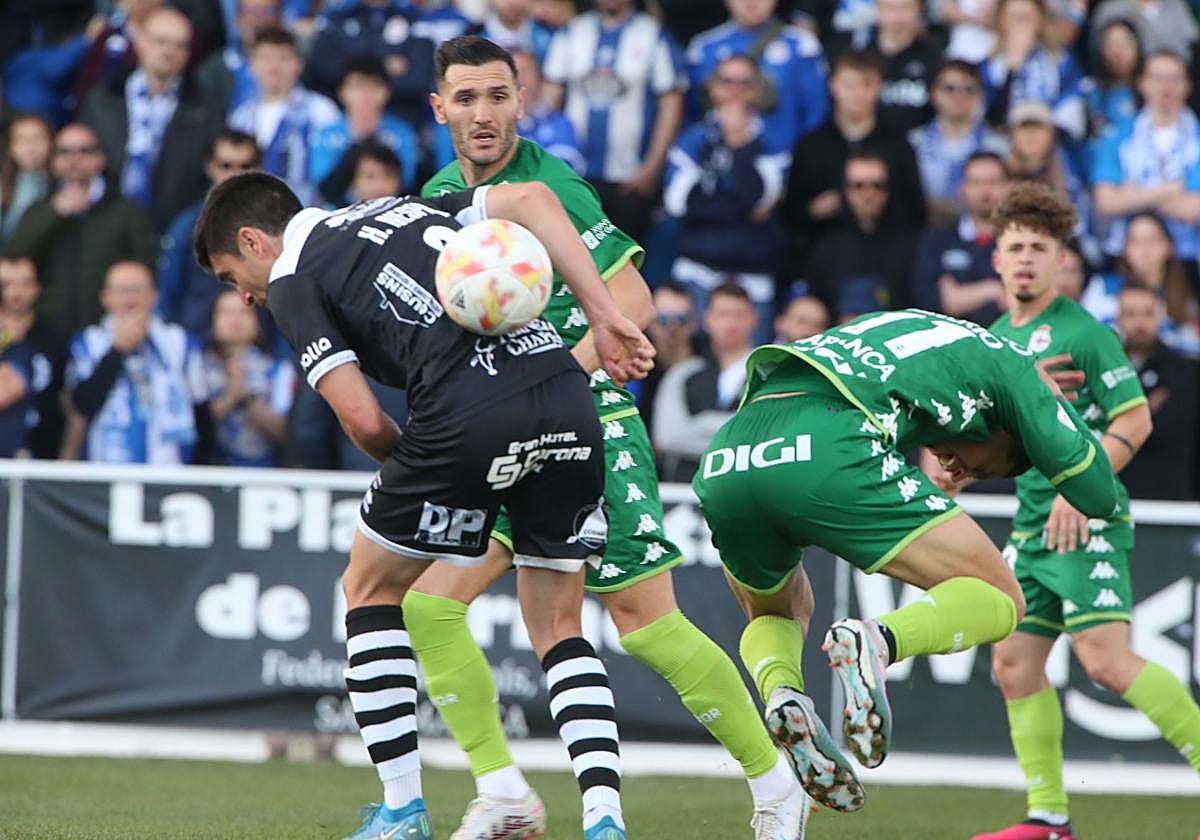 Nespral disputa un balón en la última visita del Dépor a Salamanca.