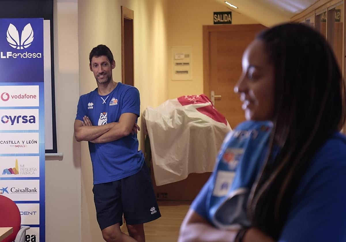 Pepe Vázquez observa a Bria Hartley en su presentación oficial.