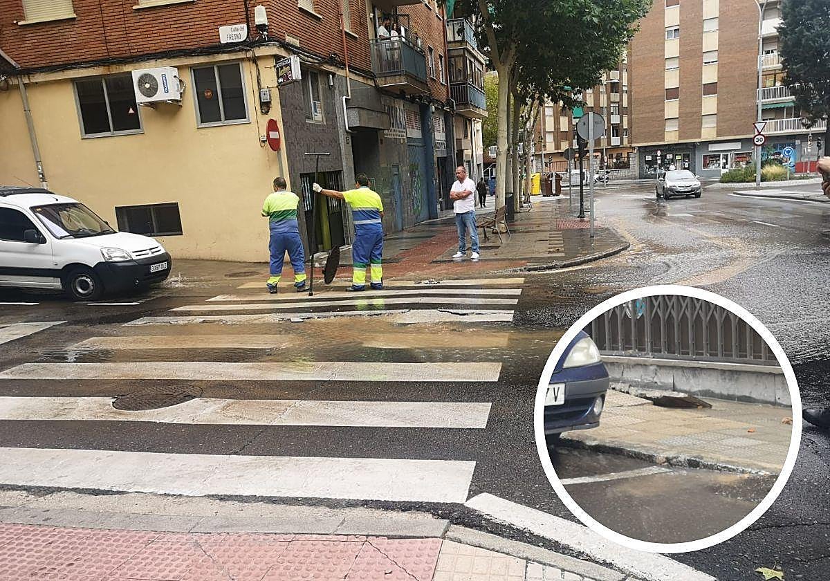Imagen del agua corriendo por la calle y un detalle de una acera levantada por la fuerza del agua.