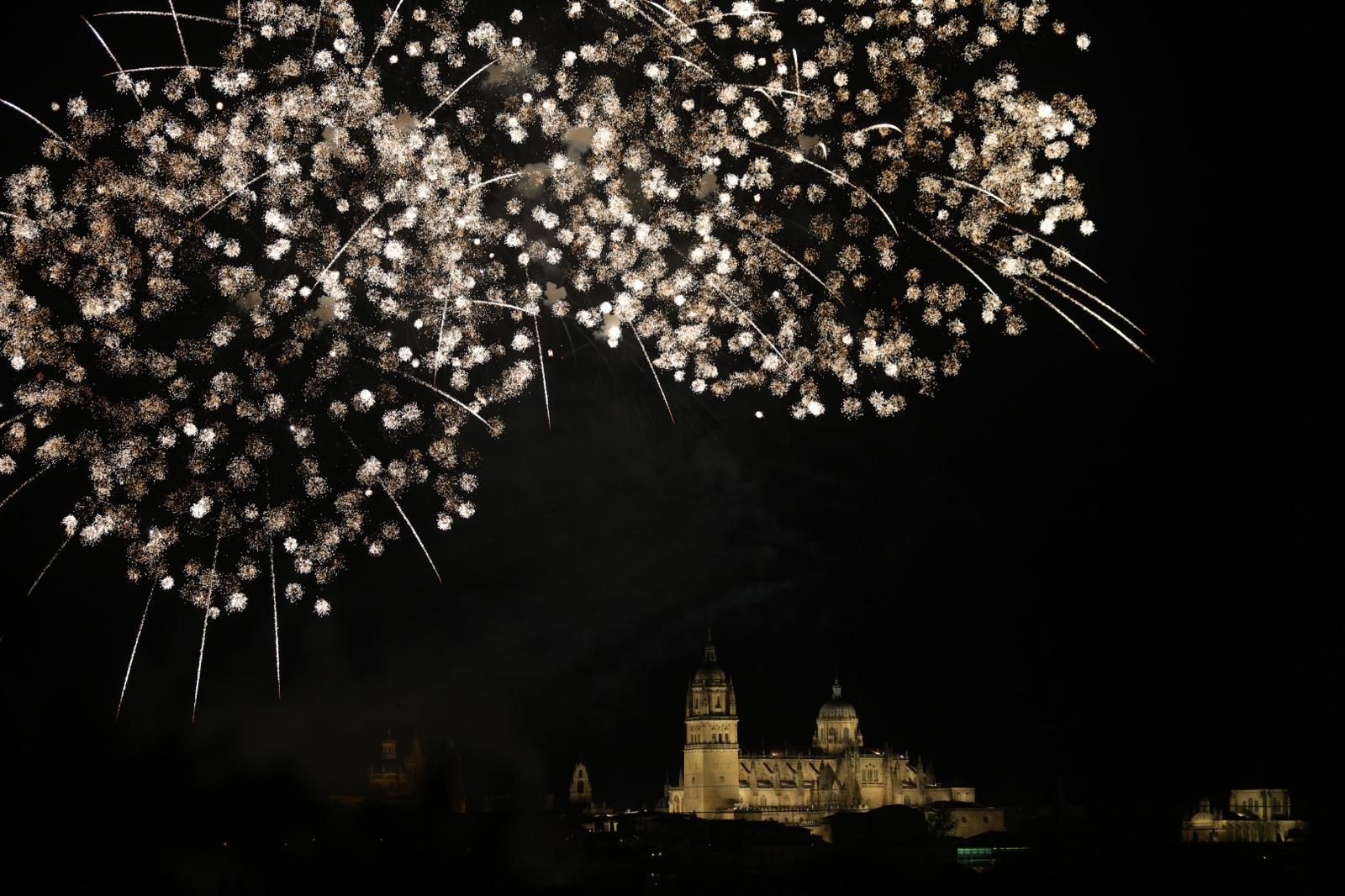 Espectáculo pirotécnico para animar la primera noche festiva