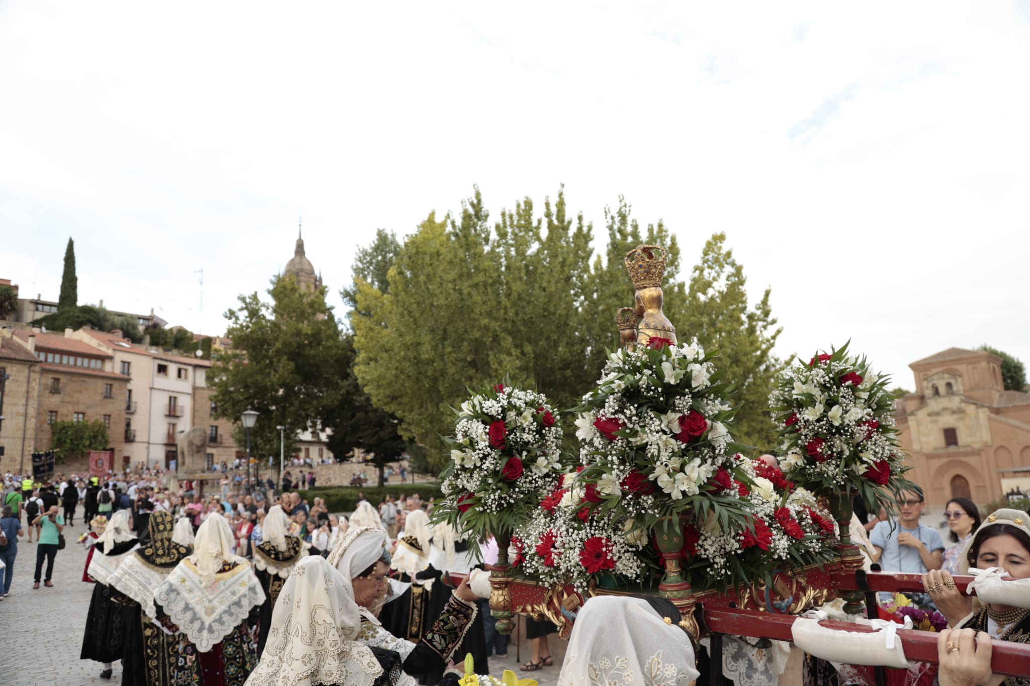 Multitudinaria ofrenda floral a la Virgen de la Vega