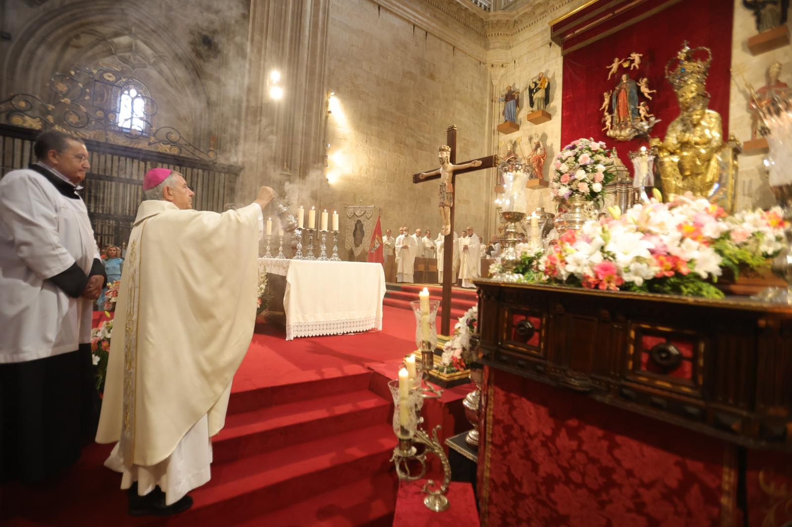 El obispo de Salamanca esparce incienso al inicio de la misa ante la patrona.