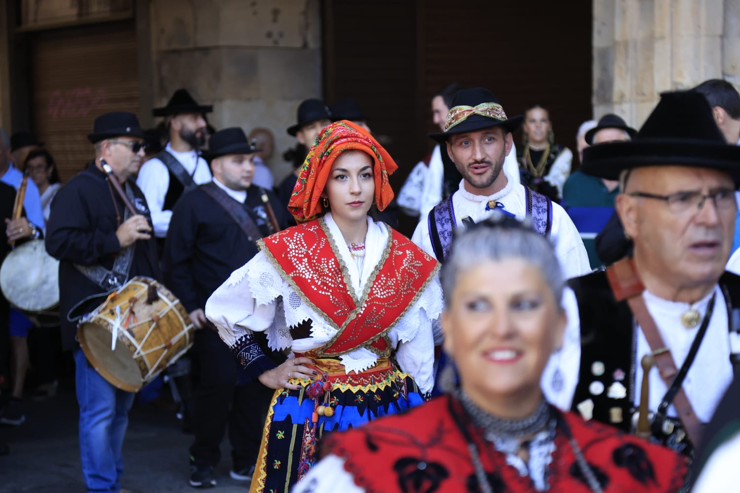 Ajetreado Día del Tamborilero en la Plaza Mayor