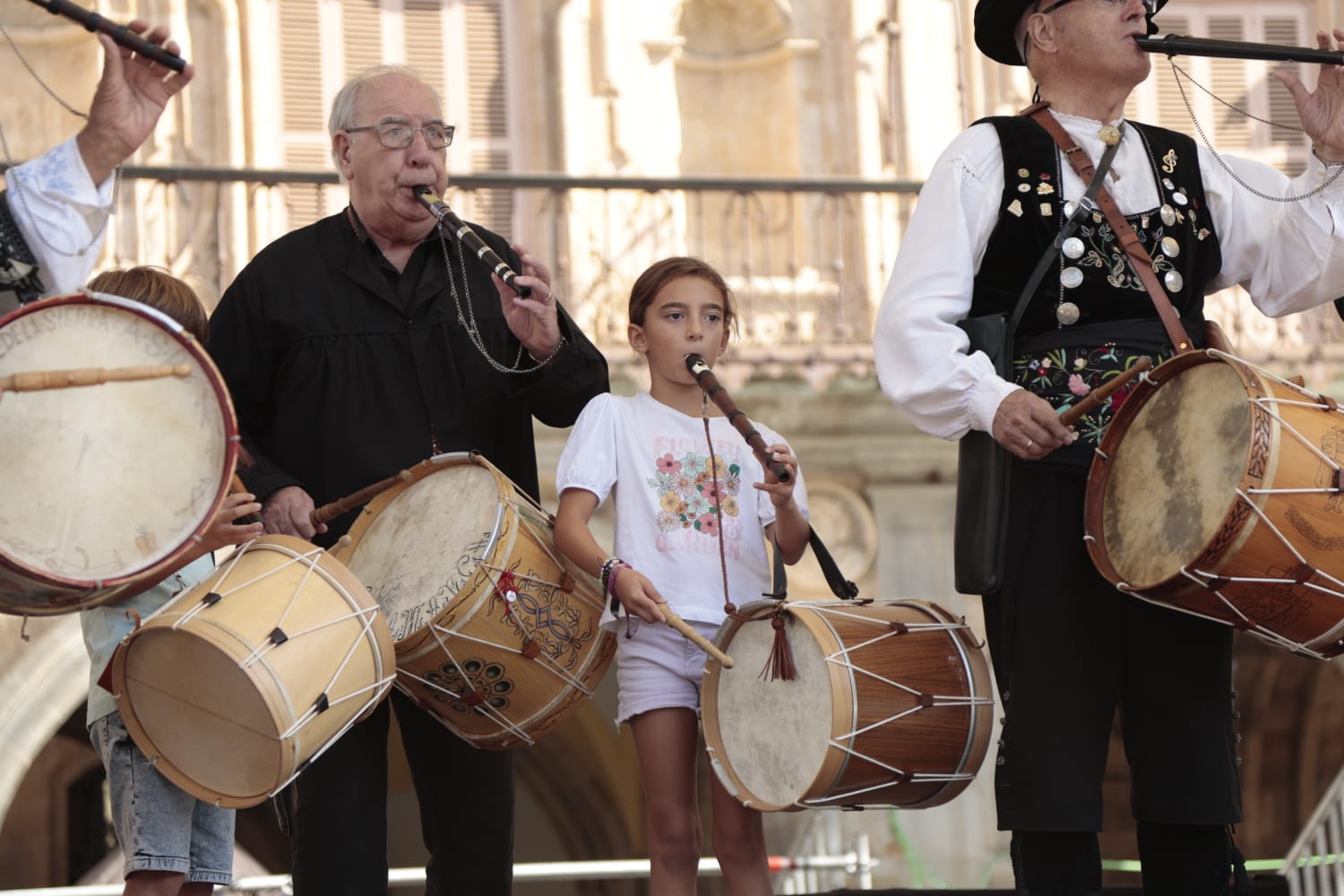 Ajetreado Día del Tamborilero en la Plaza Mayor