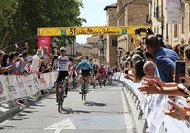 Jason Huertas entrra victorioso en la meta de San Pablo.