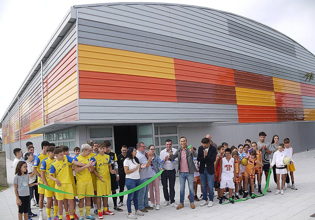 El alcalde, después de cortar la cinta en la inauguración.