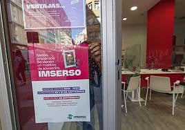 Venta de viajes del Imserso en una oficina.