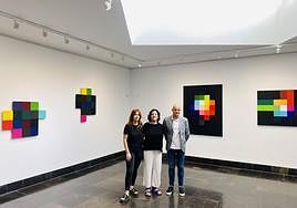 Beatriz Castel, Isabel Carralero (comisaria de la exposición) y Juan Carlos Bueno (concejal de Turismo).