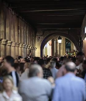 Imagen secundaria 2 - Accesos, soportales y sillas de terrazas durante los conciertos.
