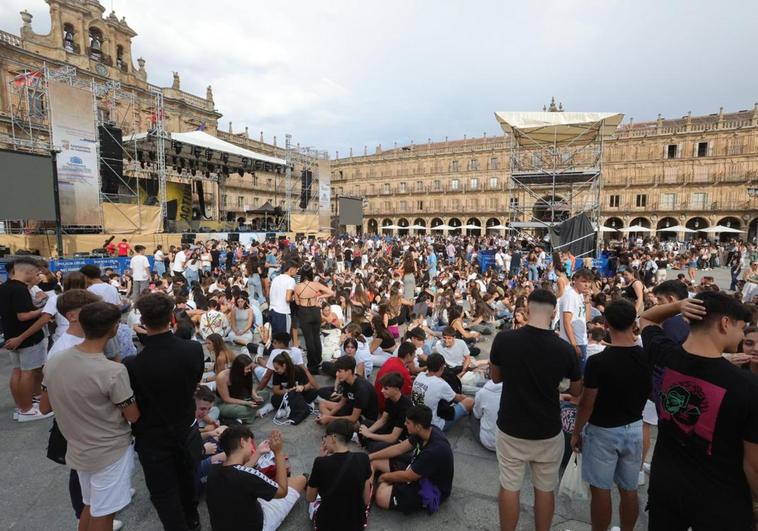 Cientos de jóvenes llenan la Plaza Mayor de Salamanca a falta de horas para que empiece el concierto de Juan Magán.