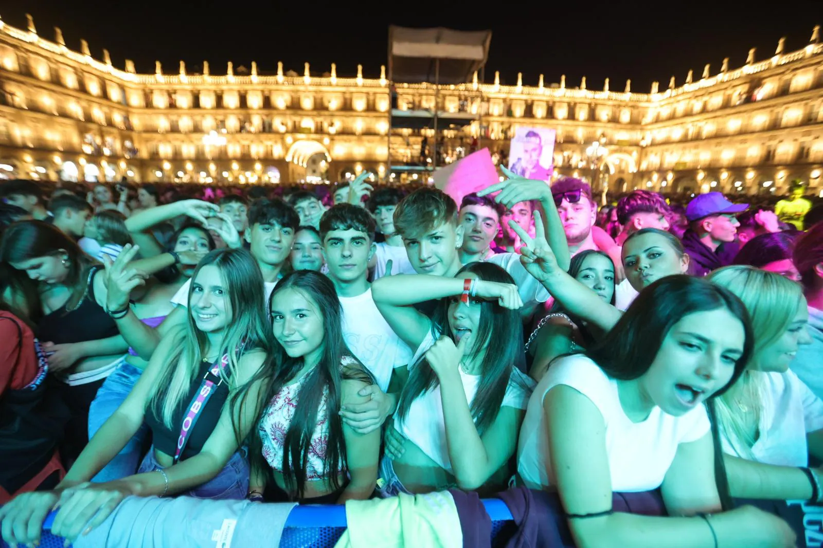 Miles de jóvenes «siguen la moda» de Juan Magán en una Plaza Mayor abarrotada