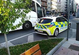Coche patrulla 'multacar' de la Policía Local, esta semana a la puerta de un colegio.