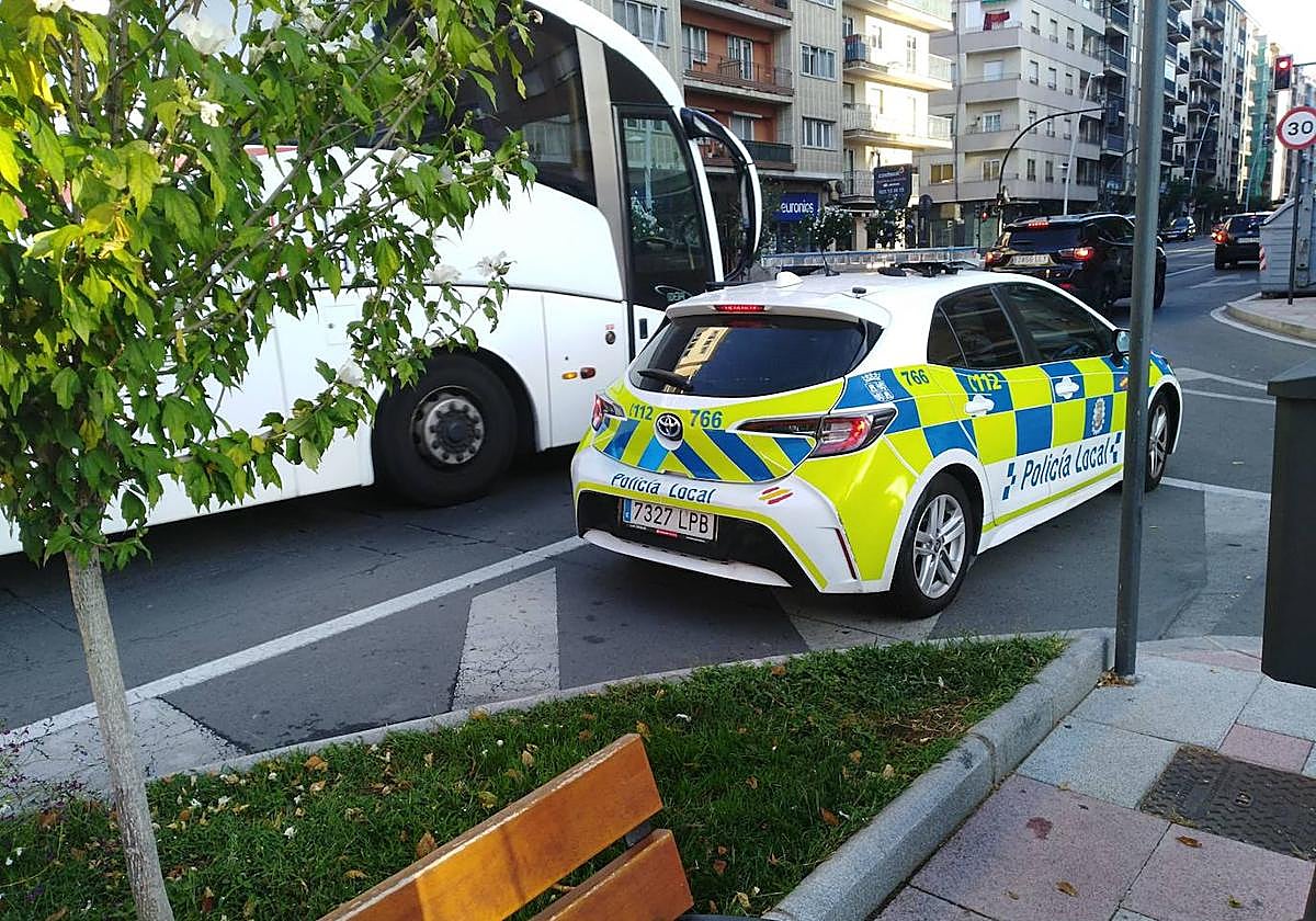 Coche patrulla 'multacar' de la Policía Local, esta semana a la puerta de un colegio.