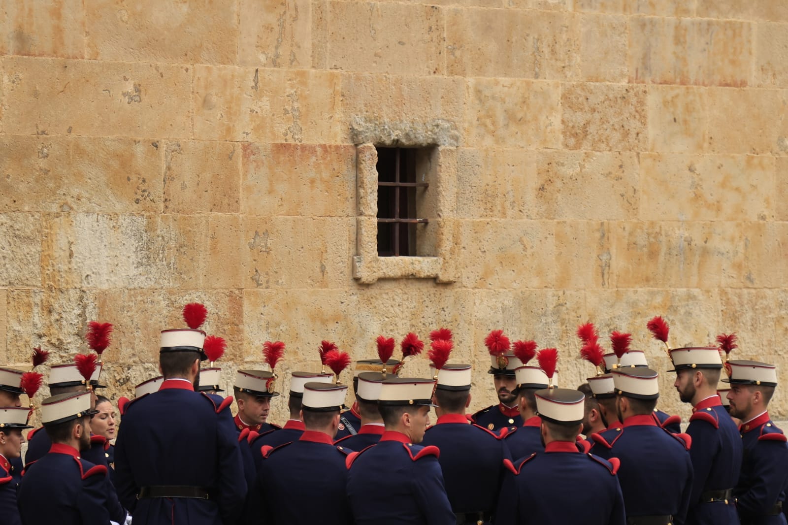 La Guardia Real desfila por Salamanca y rinde homenaje a la Virgen