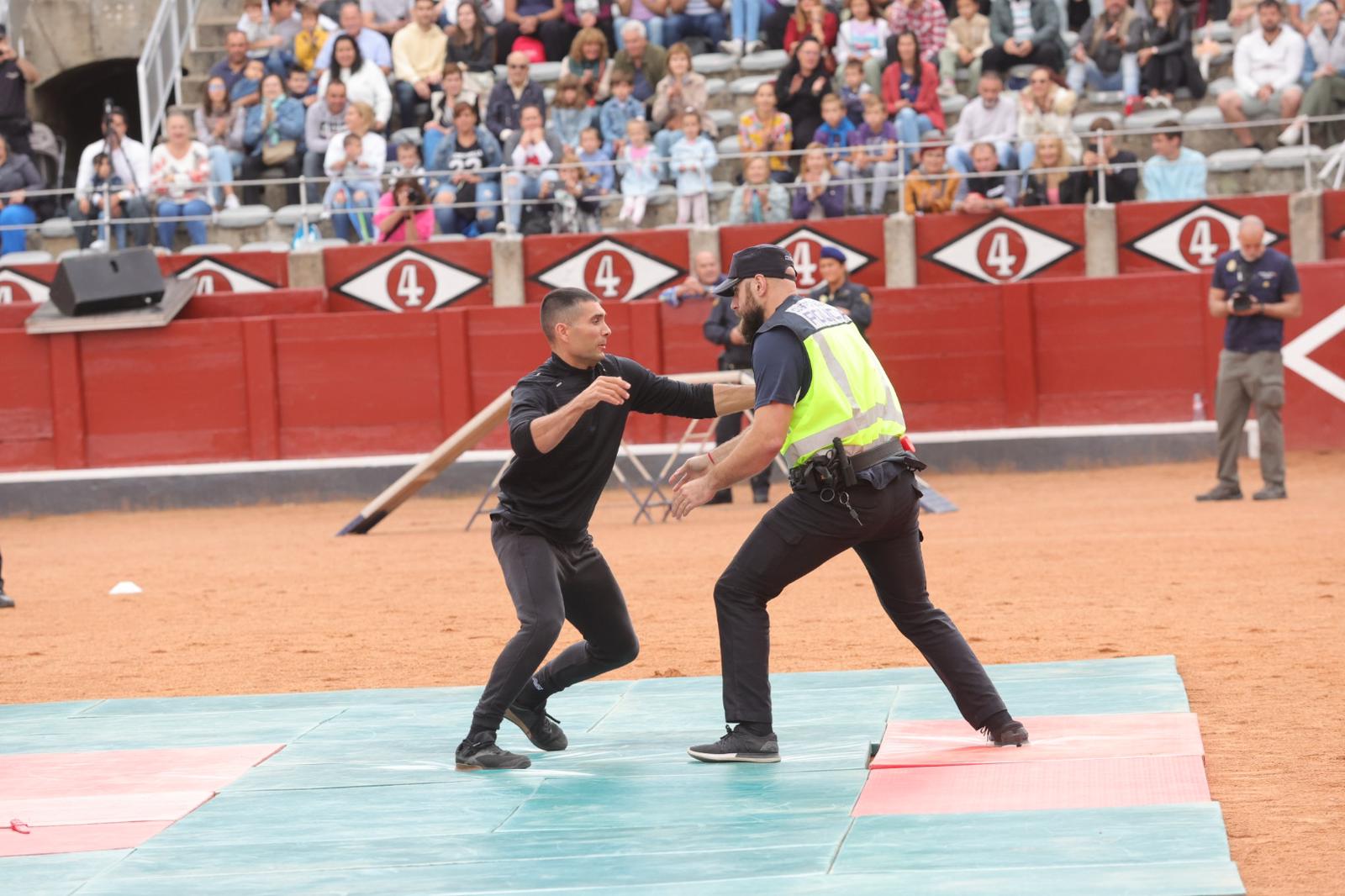 Demostración operativa de la Policía Nacional en la plaza de Toros