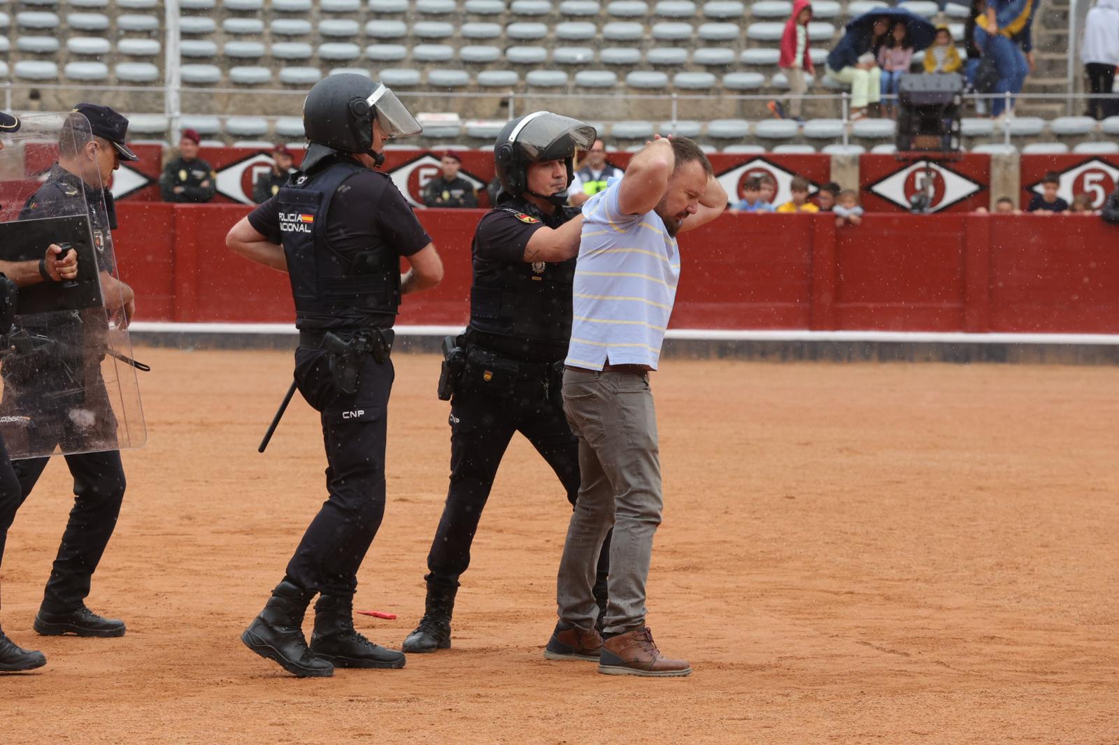 Demostración operativa de la Policía Nacional en la plaza de Toros
