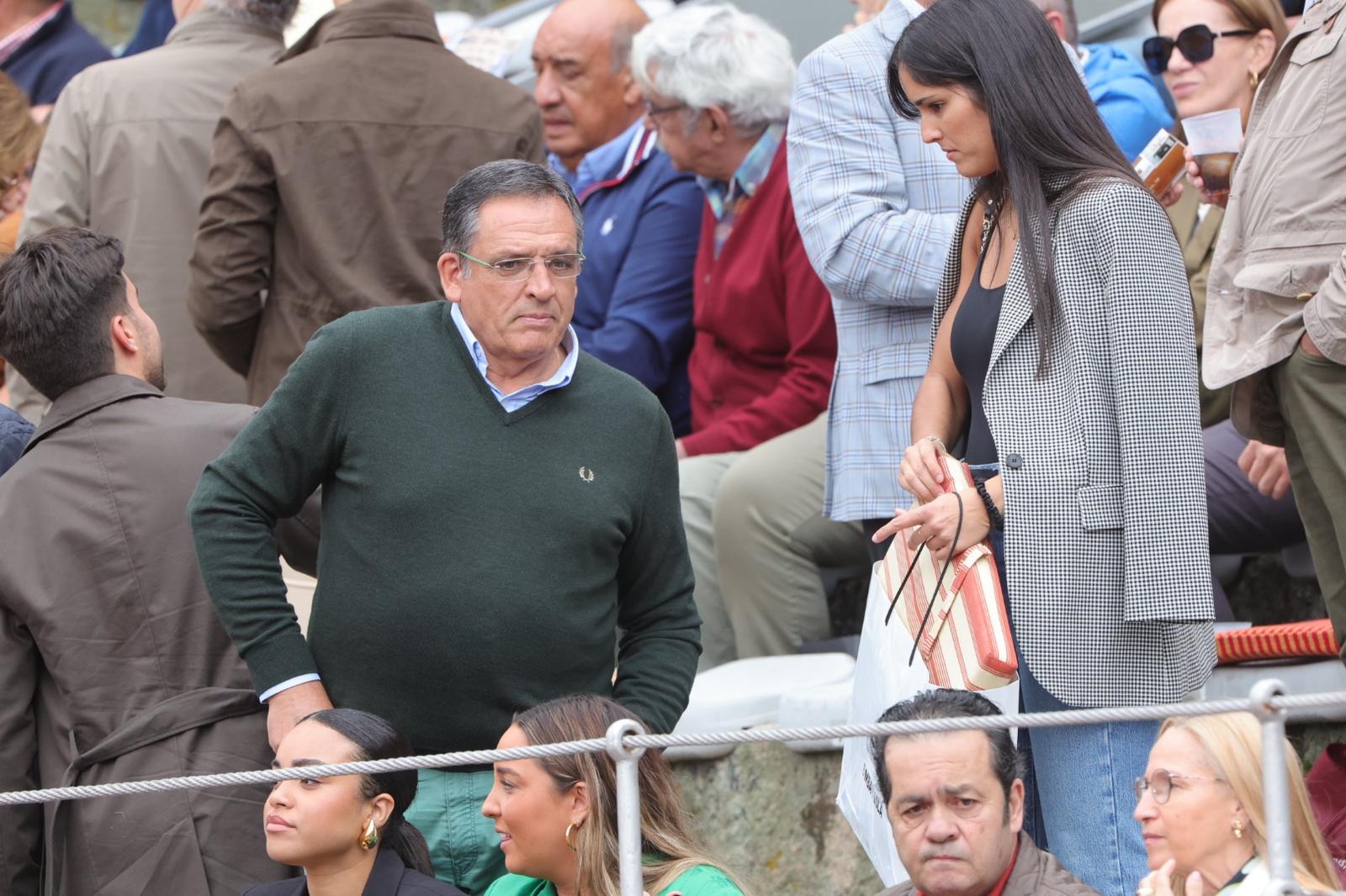 Castella desoreja al segundo de su lote y sale a hombros de La Glorieta