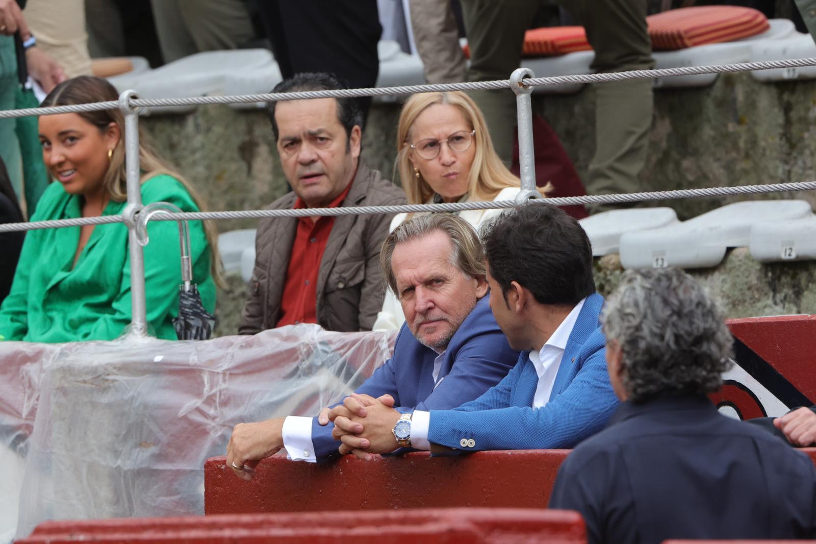 Castella desoreja al segundo de su lote y sale a hombros de La Glorieta