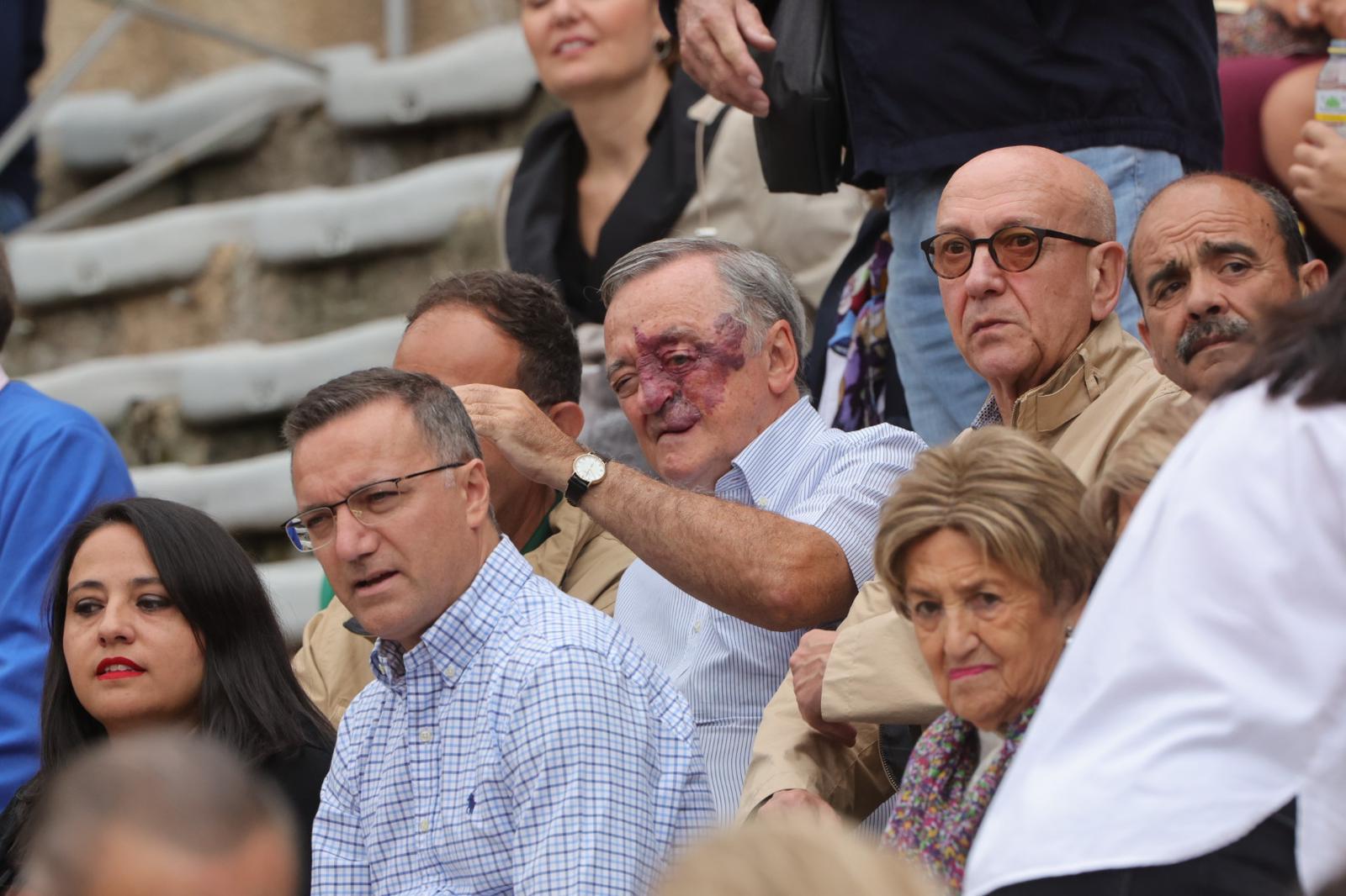 Castella desoreja al segundo de su lote y sale a hombros de La Glorieta