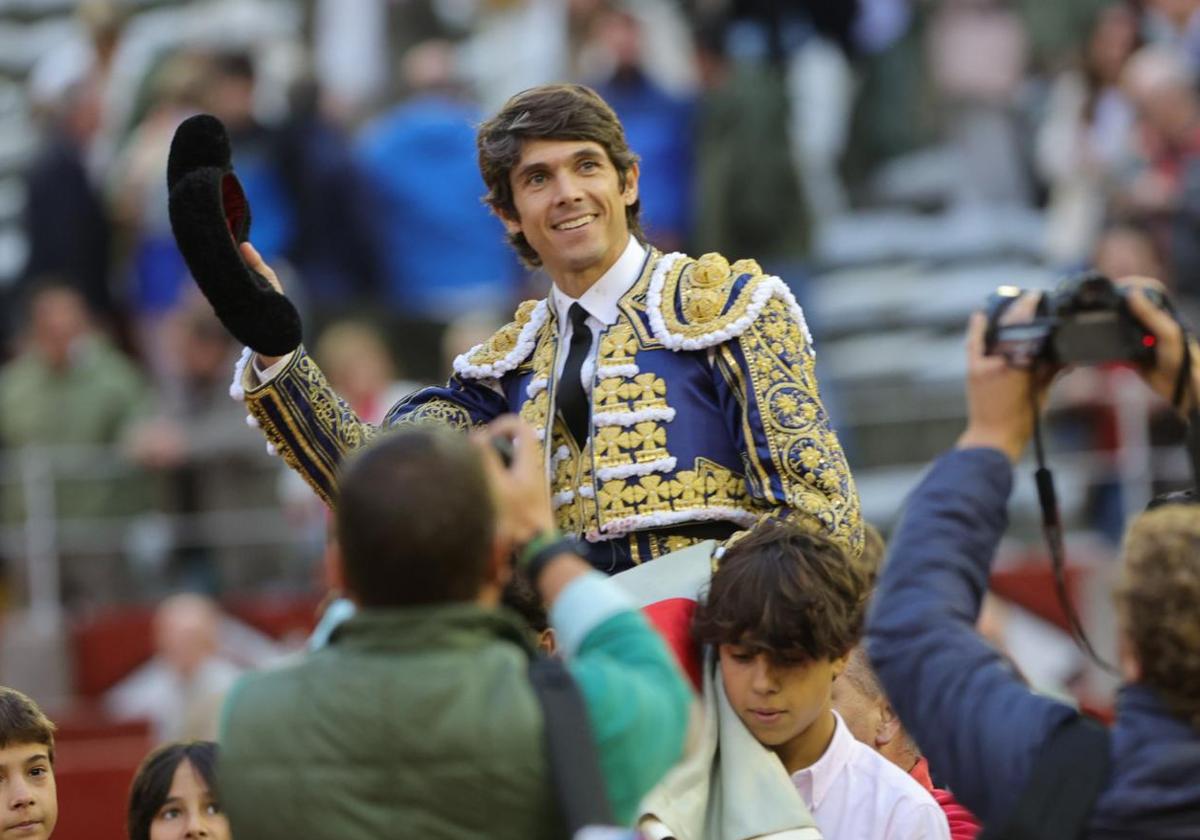 Castella desoreja al segundo de su lote y sale a hombros de La Glorieta