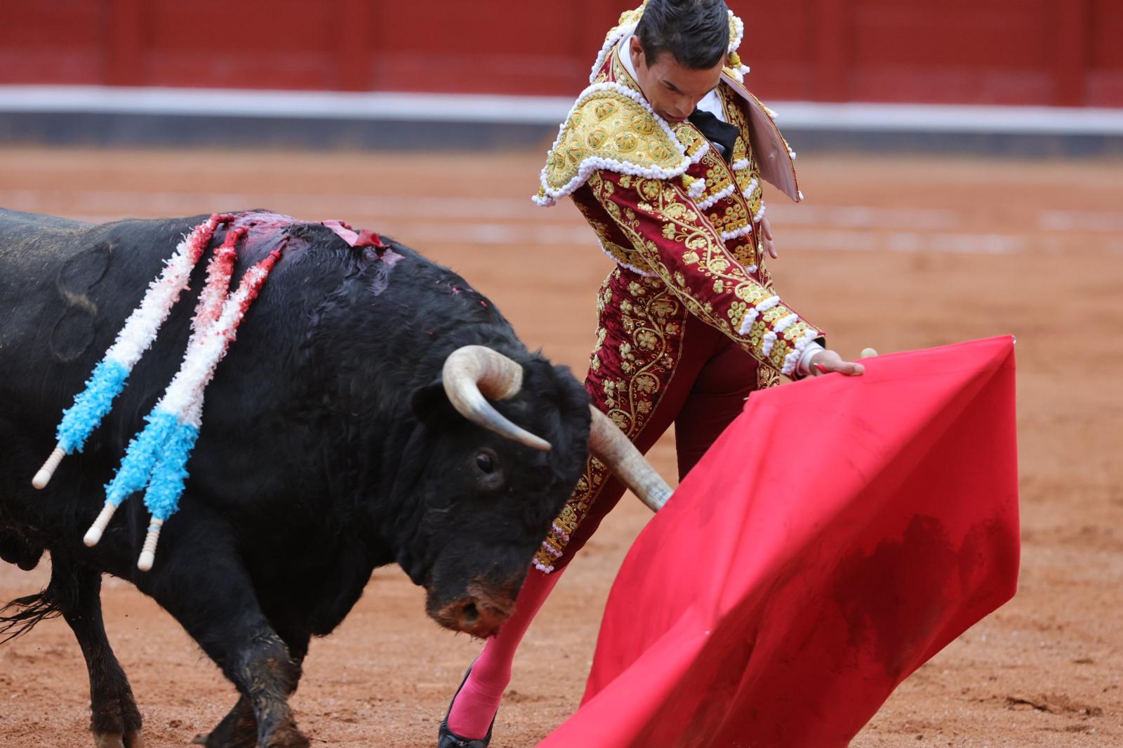 Castella desoreja al segundo de su lote y sale a hombros de La Glorieta
