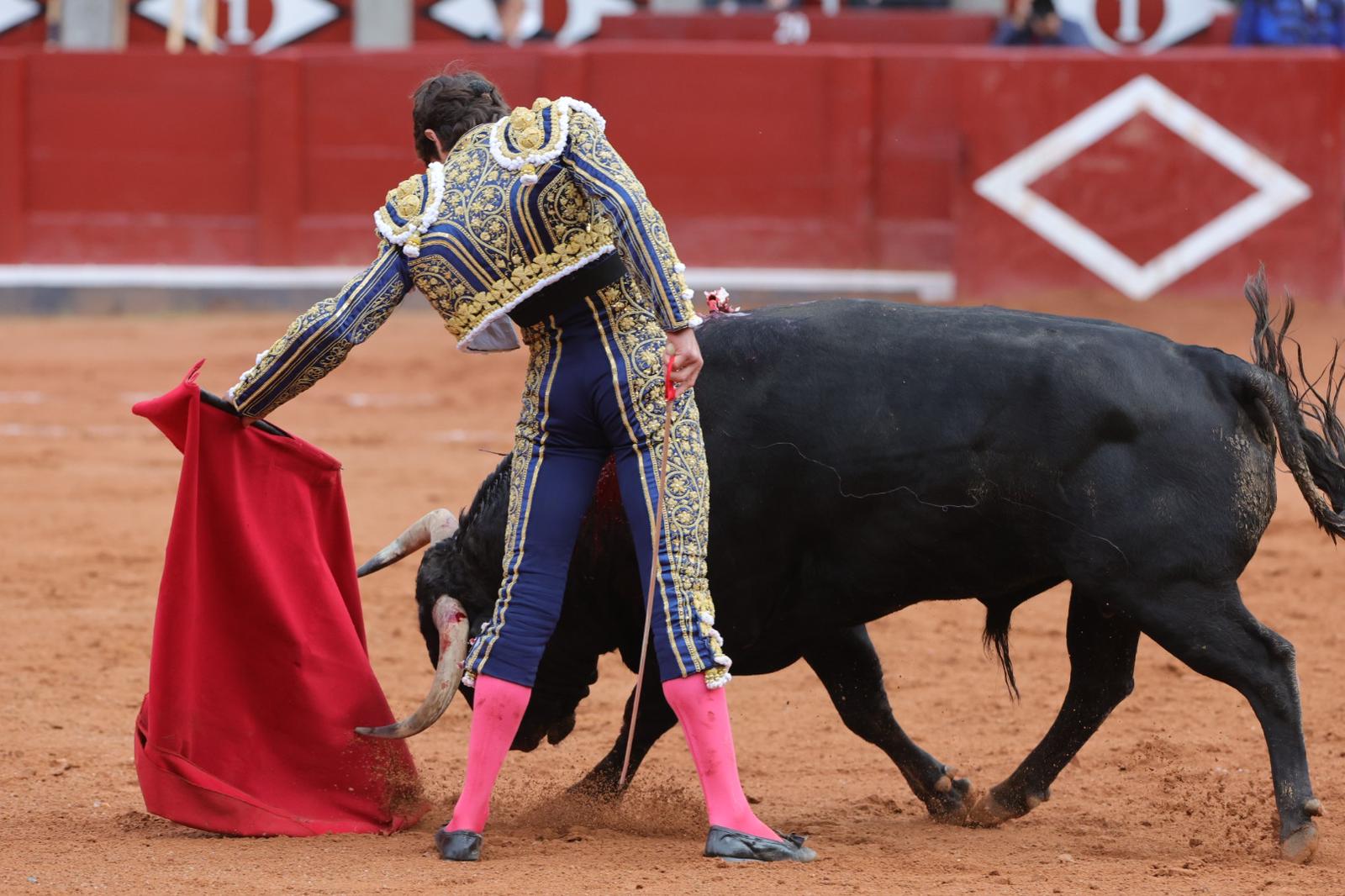Castella desoreja al segundo de su lote y sale a hombros de La Glorieta
