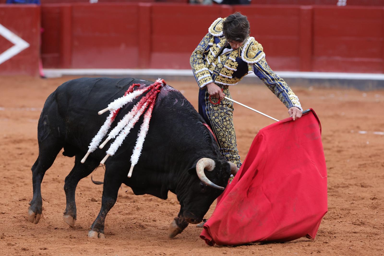Castella desoreja al segundo de su lote y sale a hombros de La Glorieta