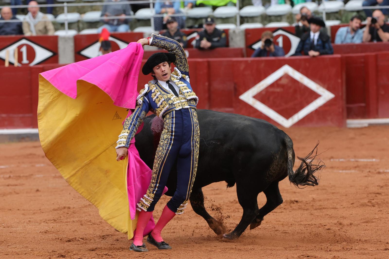 Castella desoreja al segundo de su lote y sale a hombros de La Glorieta
