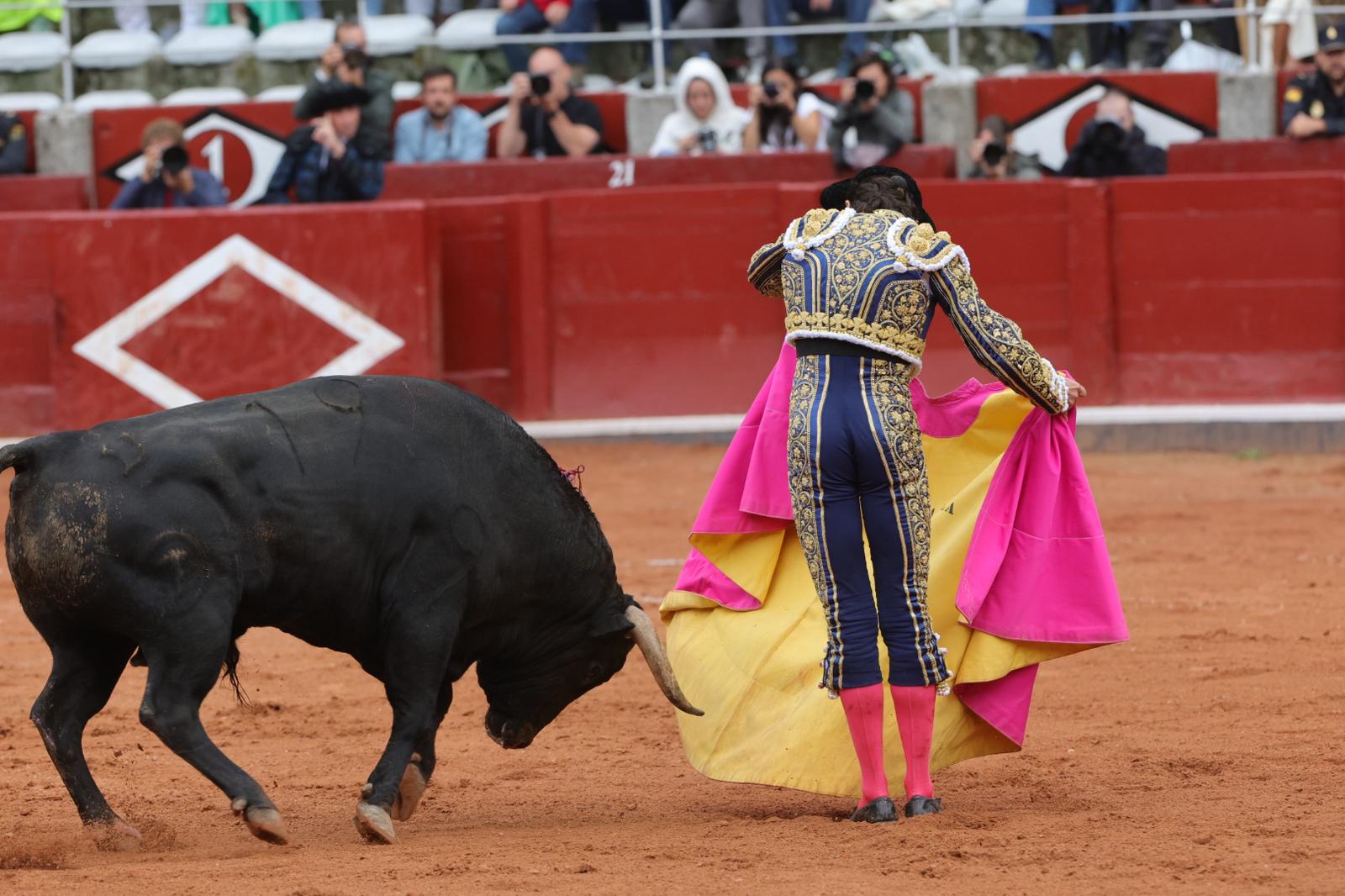 Castella desoreja al segundo de su lote y sale a hombros de La Glorieta