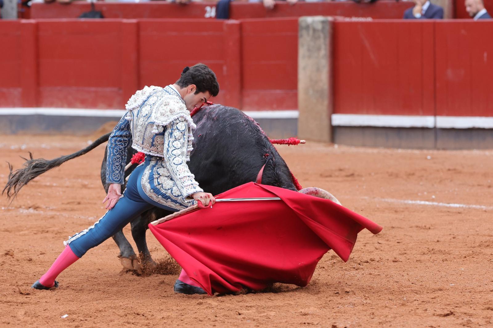 Castella desoreja al segundo de su lote y sale a hombros de La Glorieta