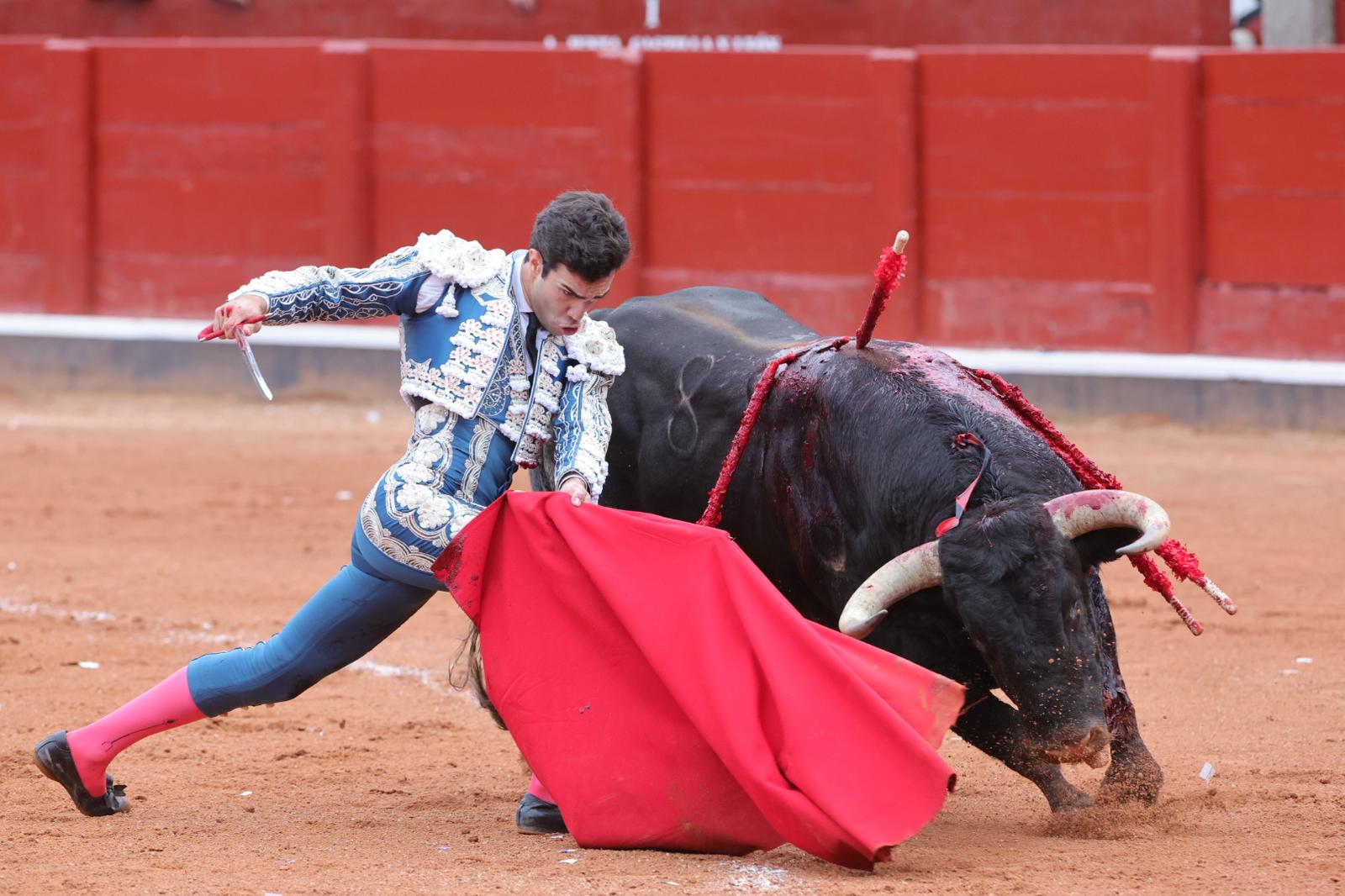 Castella desoreja al segundo de su lote y sale a hombros de La Glorieta