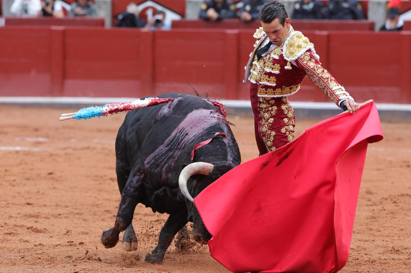 Castella desoreja al segundo de su lote y sale a hombros de La Glorieta