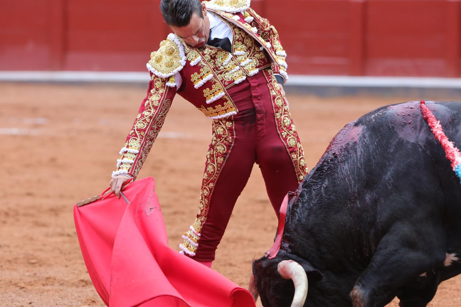 Castella desoreja al segundo de su lote y sale a hombros de La Glorieta