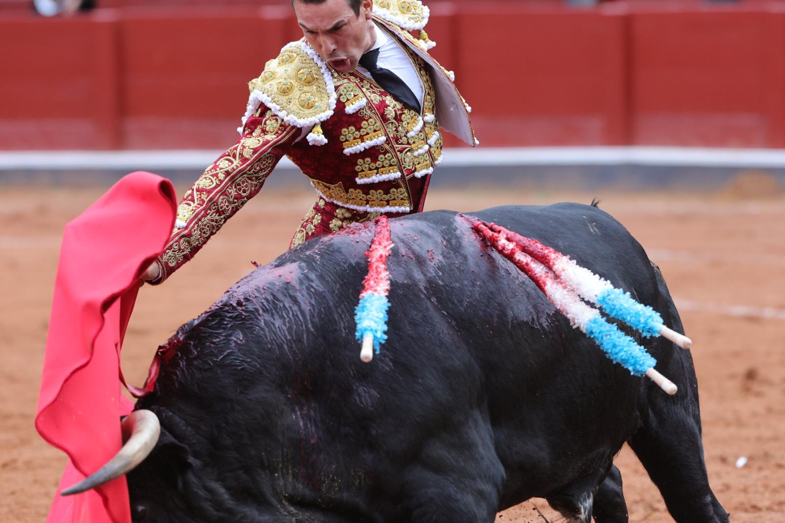 Castella desoreja al segundo de su lote y sale a hombros de La Glorieta