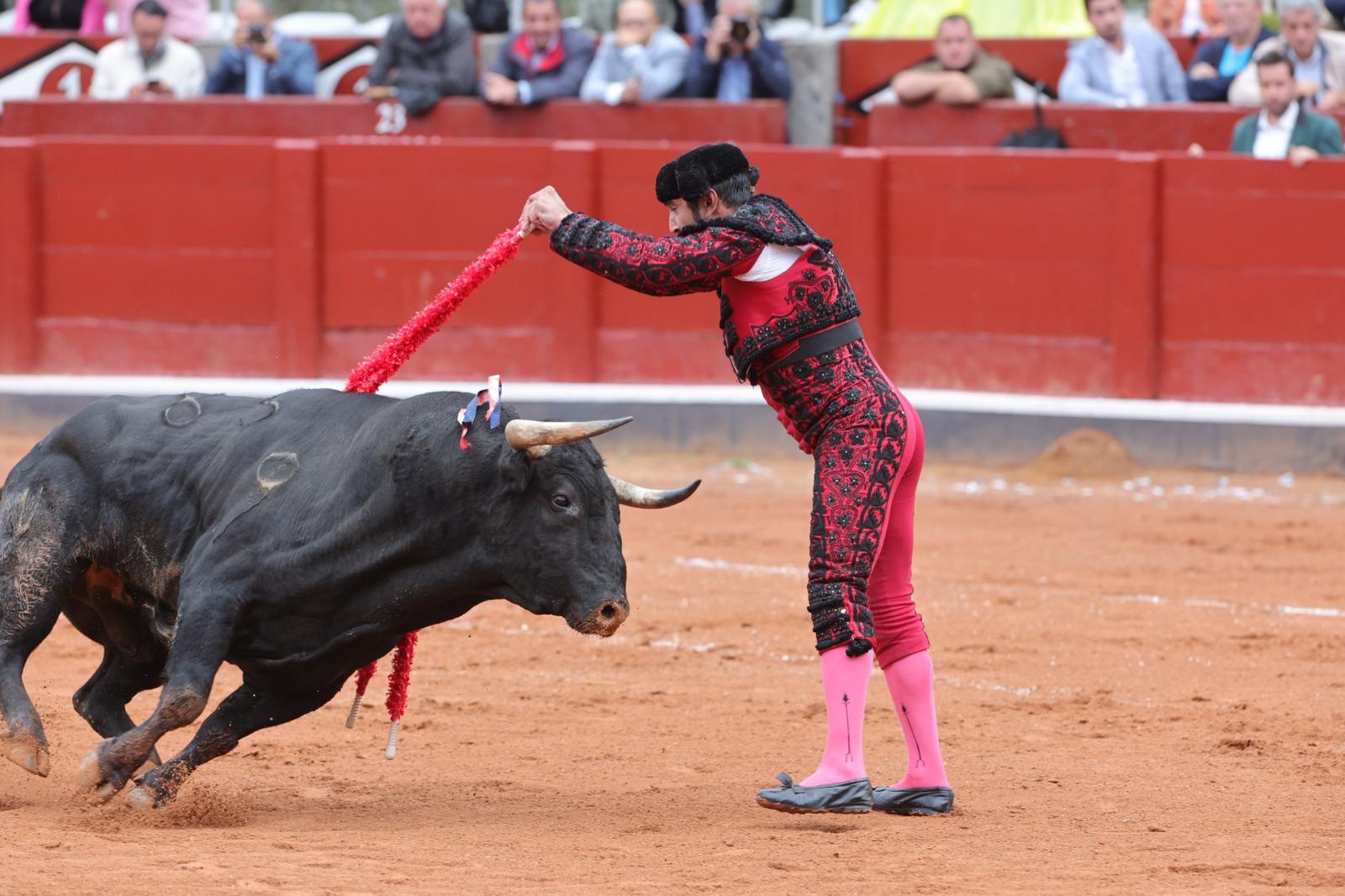 Castella desoreja al segundo de su lote y sale a hombros de La Glorieta