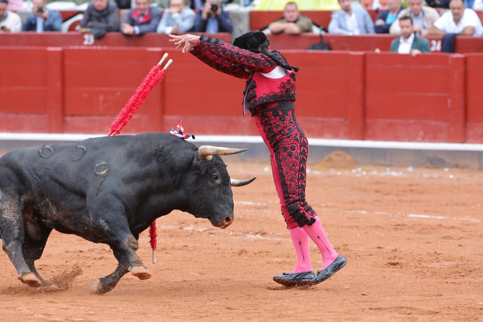 Castella desoreja al segundo de su lote y sale a hombros de La Glorieta