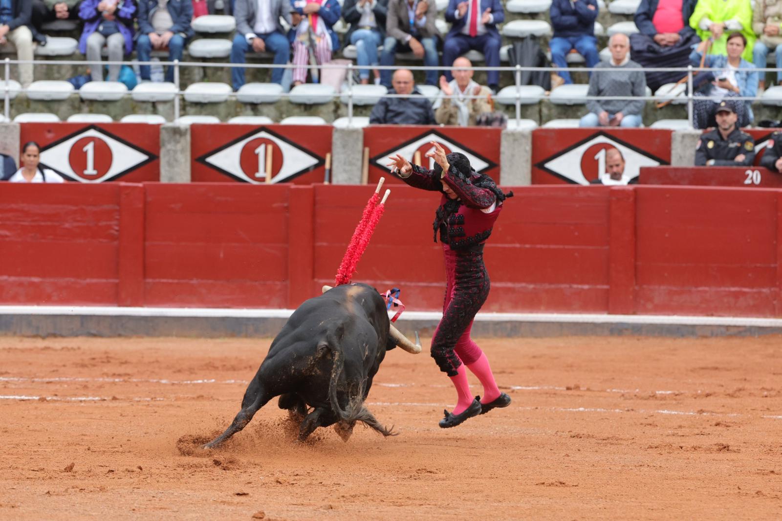 Castella desoreja al segundo de su lote y sale a hombros de La Glorieta