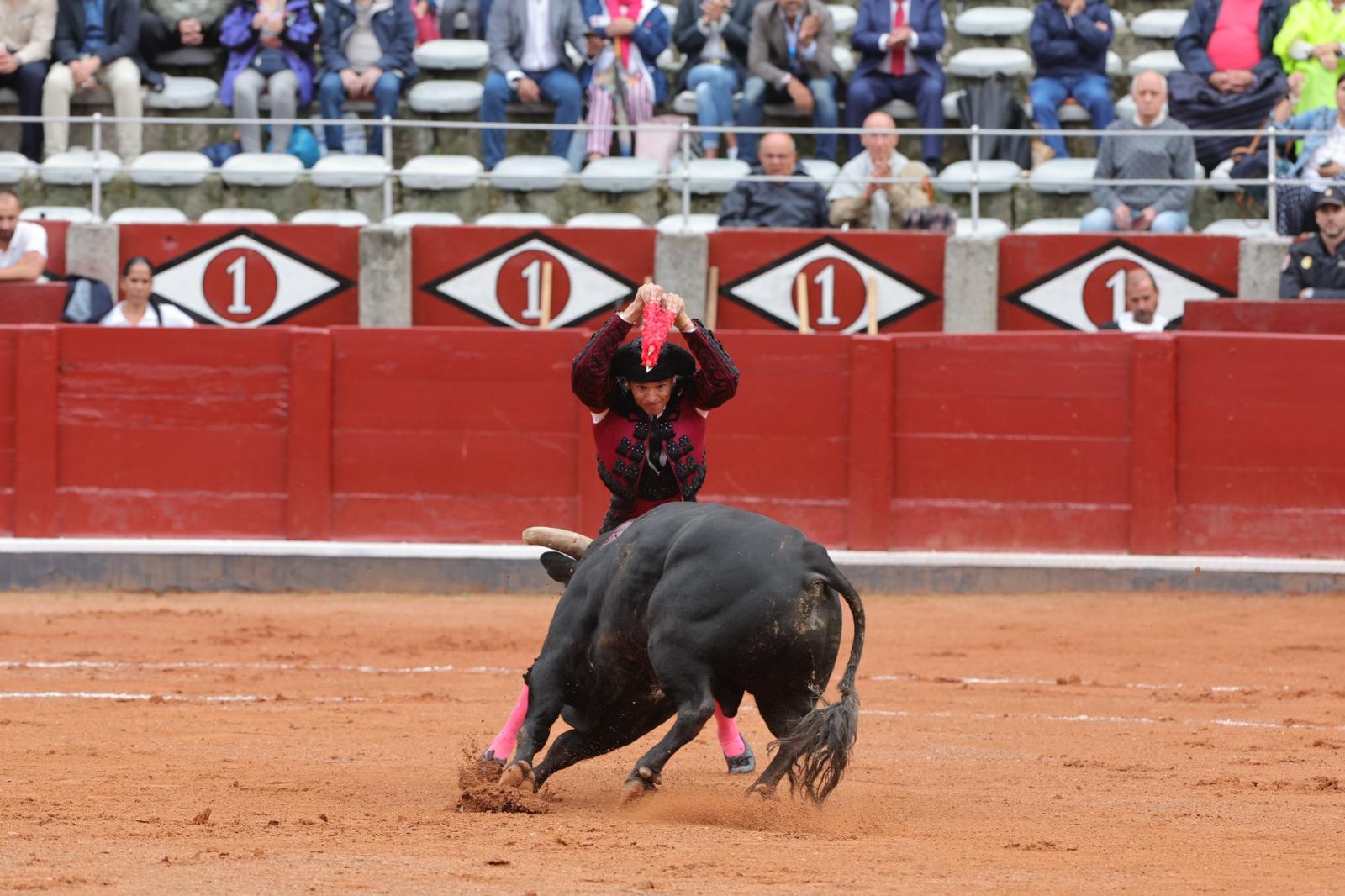 Castella desoreja al segundo de su lote y sale a hombros de La Glorieta
