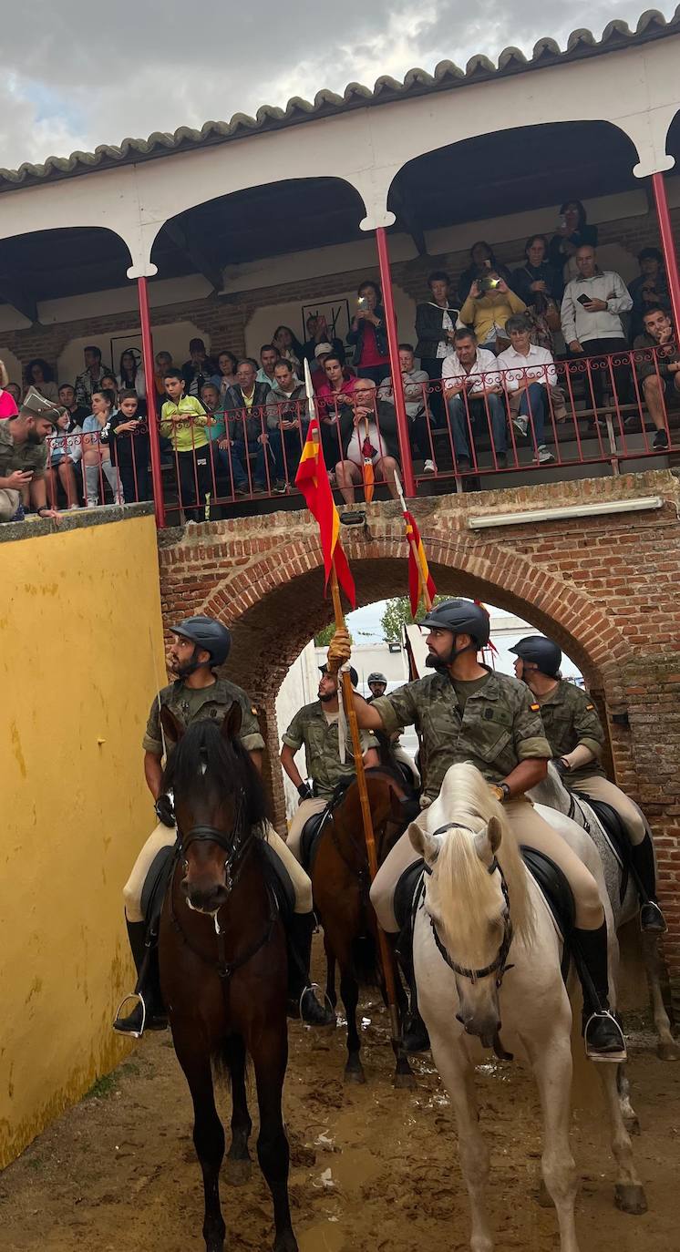 La Guardia Real también supera a la lluvia por Salamanca