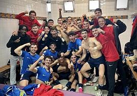La plantilla del Santa Marta celebra el triunfo en León.