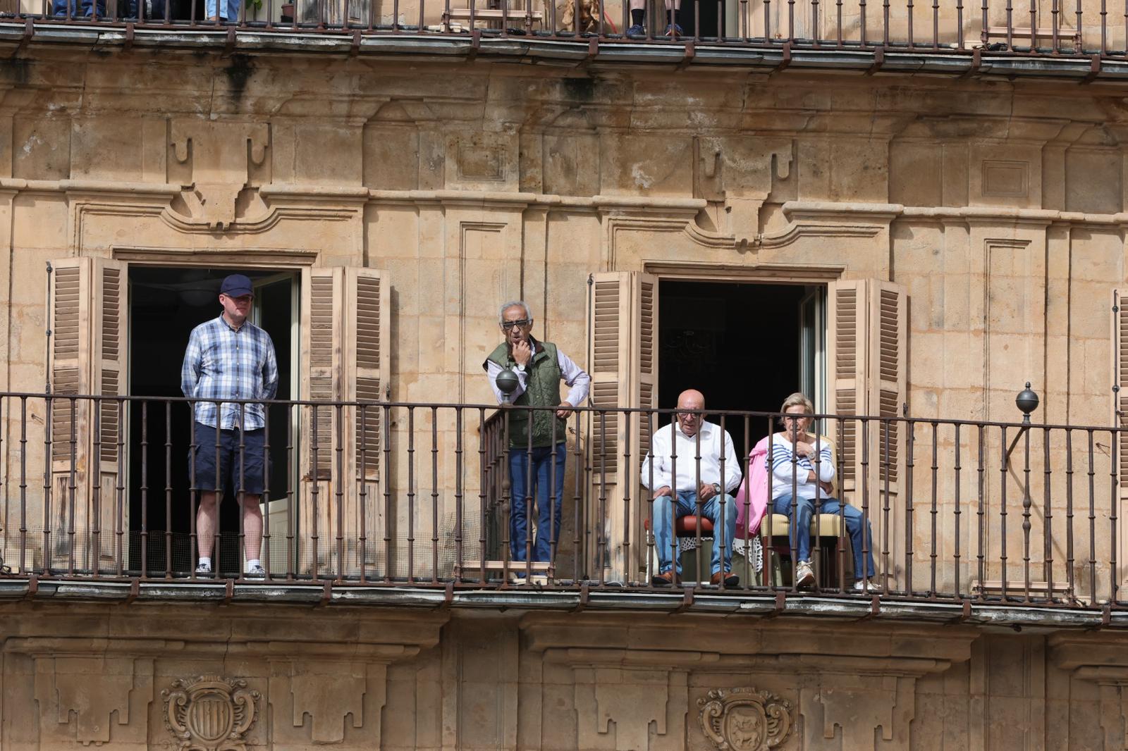 Solemne jura de bandera en la Plaza Mayor de Salamanca con la Guardia Real